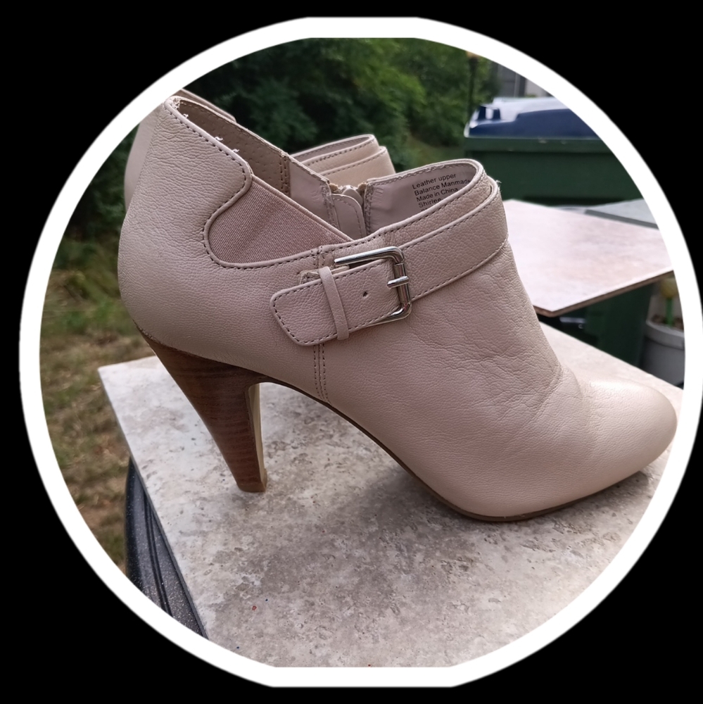 Alfani Size 9 Ivory Shirlee Ankle Boots